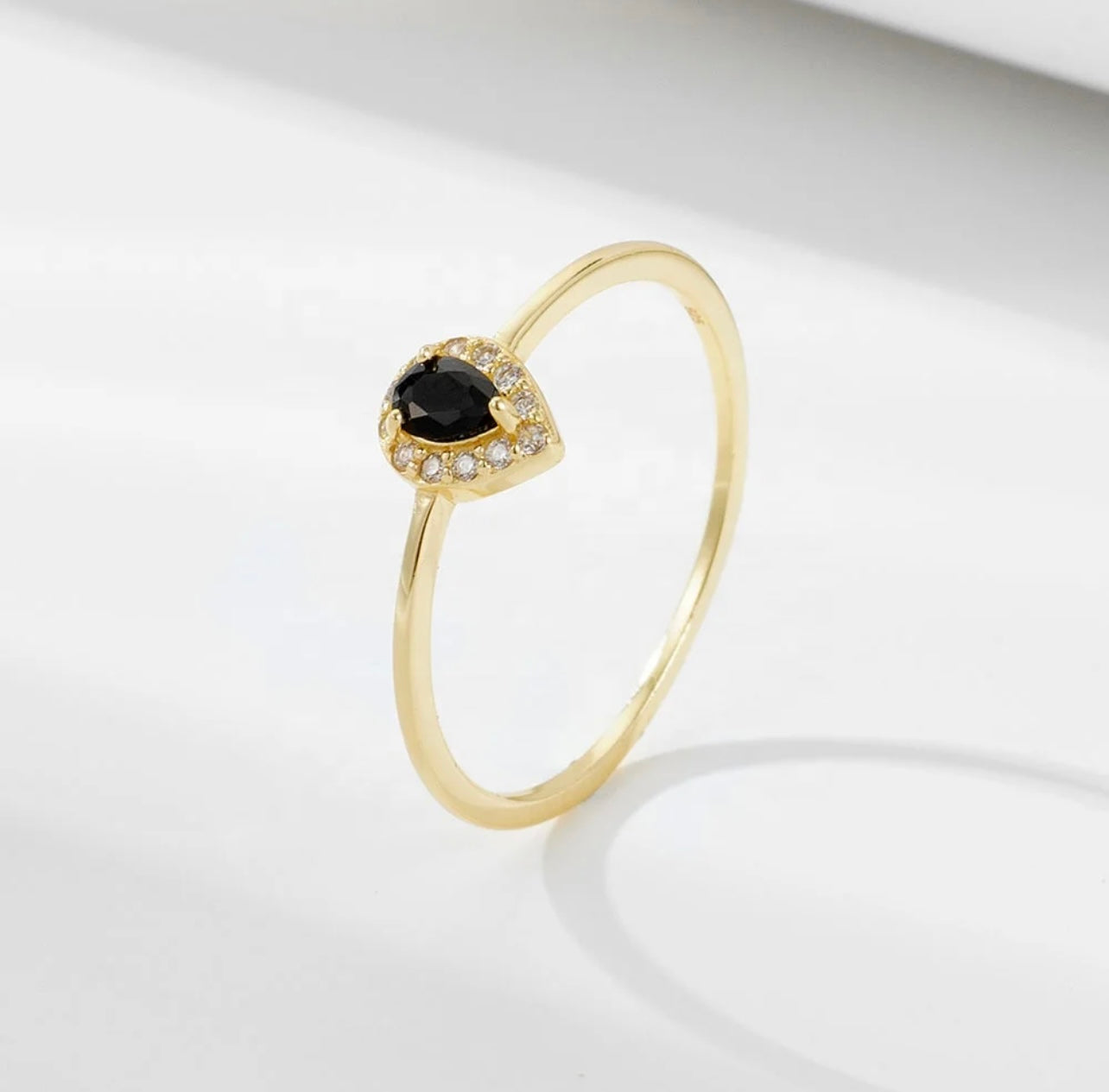 DAINTY OVAL RING