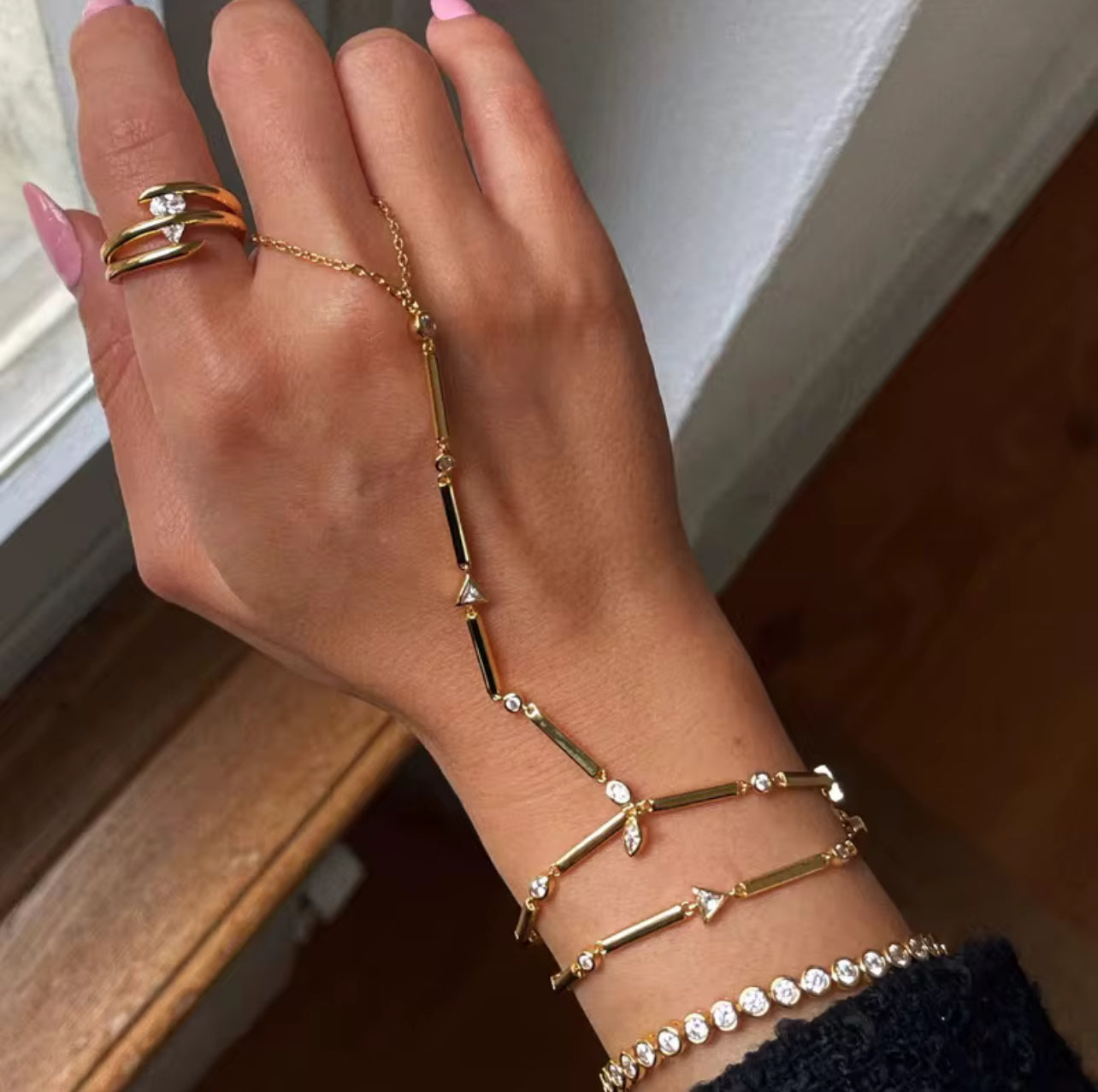 GEOMETRIC BAR HAND CHAIN