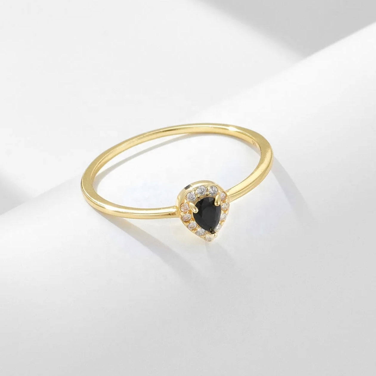 DAINTY OVAL RING